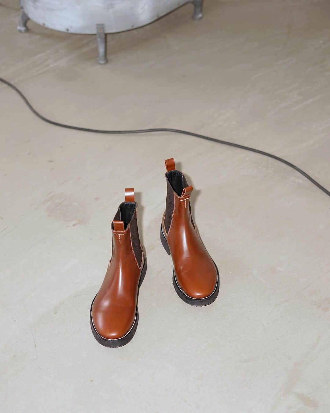 タイガーオブスウェーデンさんのインスタグラム写真 - (タイガーオブスウェーデンInstagram)「The new Bivouac boot in Italian leather with contrast stitches. Shot in front of Mats Theselius ’Aluminum’ chair at Jacksons Warehouse. @jacksons_design #tigerofsweden #matstheselius」7月3日 1時30分 - tigerofsweden