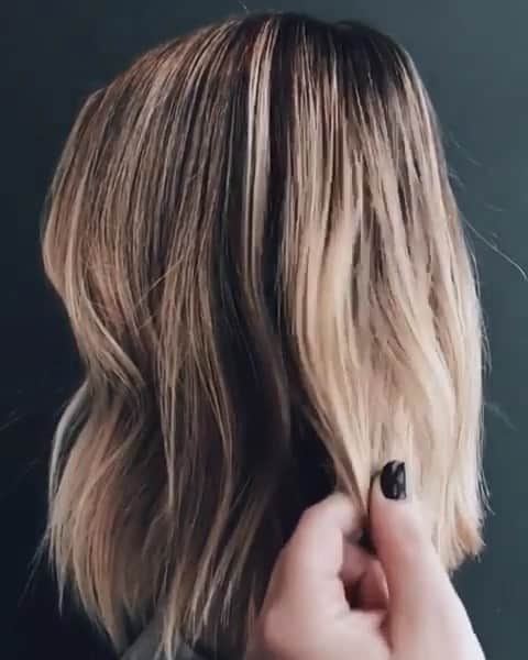 Kristin Essのインスタグラム：「when it comes to applying any kind of finishing sprays (like Soft Shine Beach Wave Spray, Working Texture Spray or even Dry Conditioner), here are my 3 favorite tricks 1️⃣ always make sure to shake your bottle before you start. this helps prevent clogging, and a smooth stream of product makes all the difference. 2️⃣ keep your bottle 6+ inches away from the hair. You can move in closer at the end when you do any detailing work but always start further back. 3️⃣ as you spray, use various techniques to separate the hair so you get product throughout the hair and not just on the top layer. 🆒 sorry about my monster hand 🖐🏼」