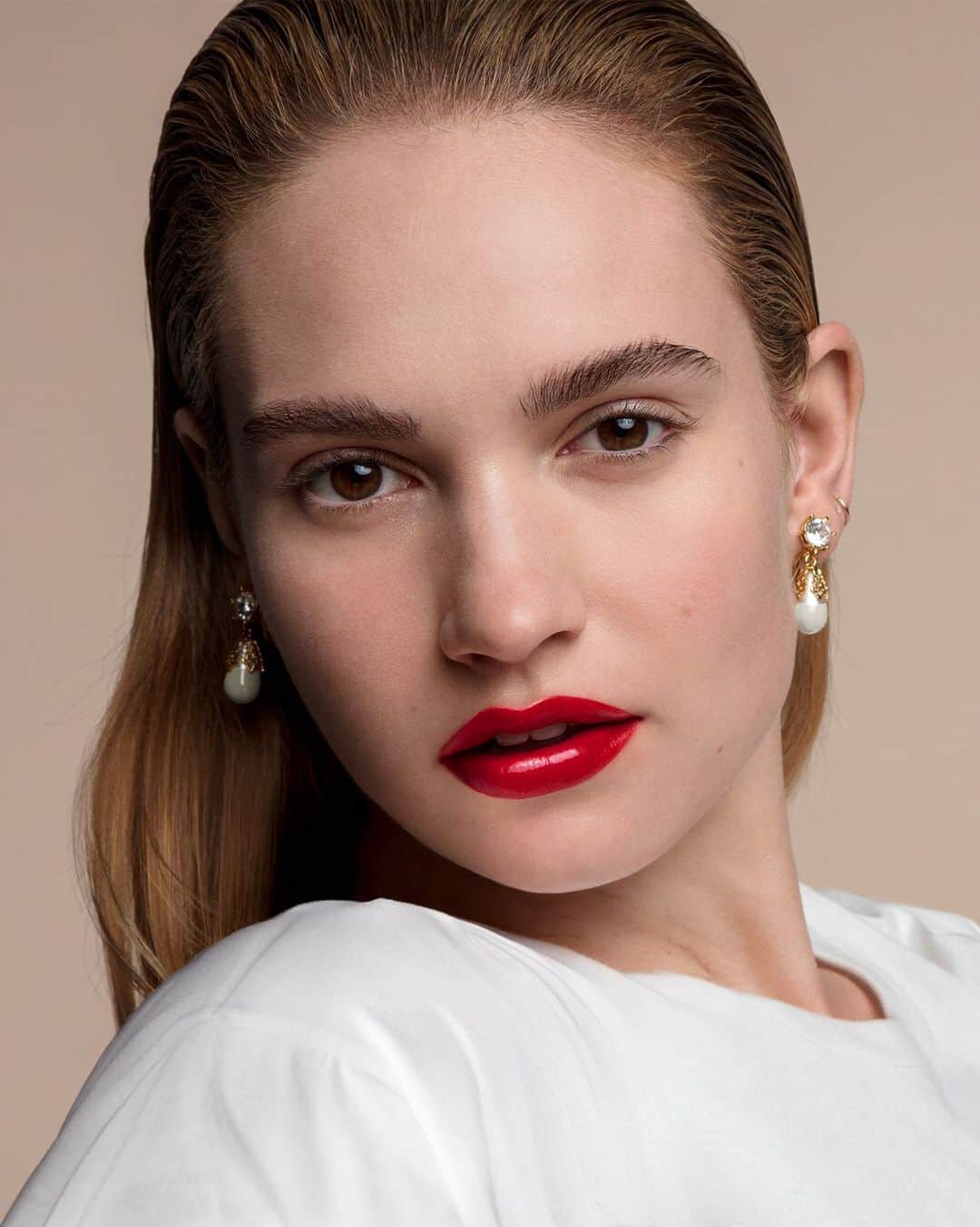 Burberryさんのインスタグラム写真 - (BurberryInstagram)「@lilyjamesofficial wears #BurberryKisses Lip Lacquer . Captured by photographers @inezandvinoodh, our new liquid lip lacquer celebrates self-expression in 12 bold shades . The innovative, non-drying formula is infused with hyaluronic acid to combine rich colour with a comfortable, gel-like texture – keeping lips moisturised and supple all day . #BurberryBeauty @burberrybeauty」7月3日 1時29分 - burberry