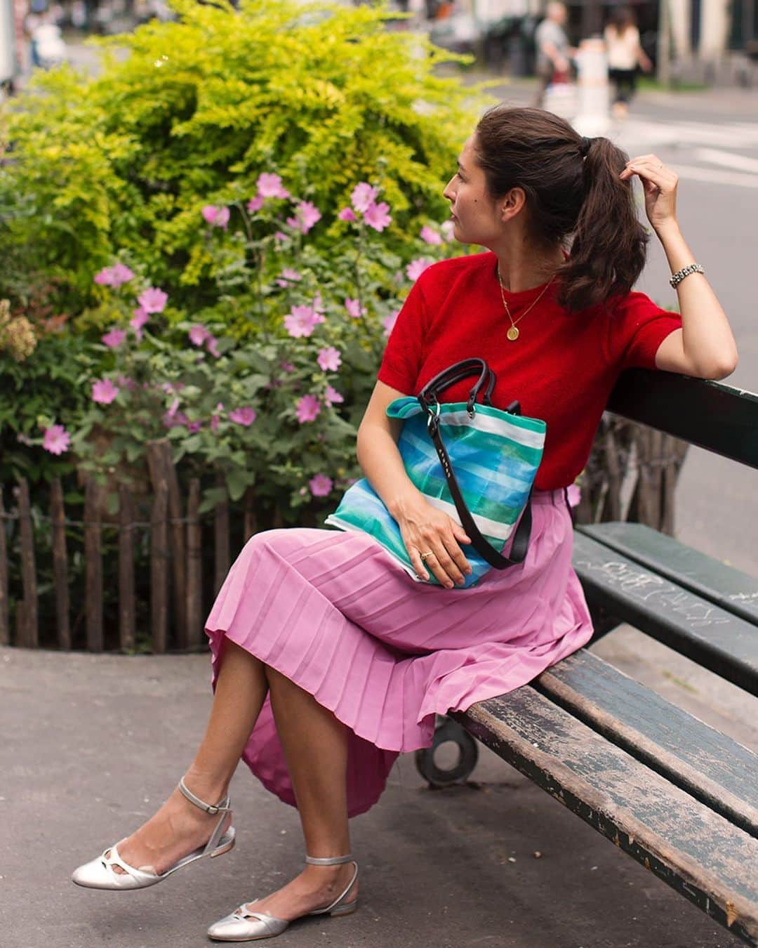 スコット・シューマンのインスタグラム：「Paris at its most feminine and pretty!  Paris (I swear she just happened to be sitting next to flowers that perfectly harmonize with her skirt!)」