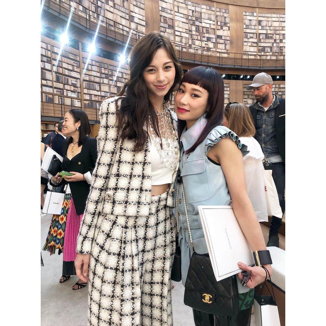 のインスタグラム：「. シャネルのクチュールのショーにて🇫🇷🌹 中条あやみちゃん、いつ見ても美しいわー❤️🥰 今回は会場は図書館になってました！グランパレが驚くくらい毎回様変わりするのもシャネルのショーの楽しみの一つ。 本のページの様にレイヤーが重ねられたドレスが沢山ありました。中でも目を引いたのがビビットなオレンジのルックと、図書館が似合うクラシックなルック📚❤️ At CHANEL haute couture show🌹🇫🇷 Thank you for inviting me for such a beautiful show📚💖 it was very "elegant"!! ✨@chanelofficial #pfw #paris #chanel」
