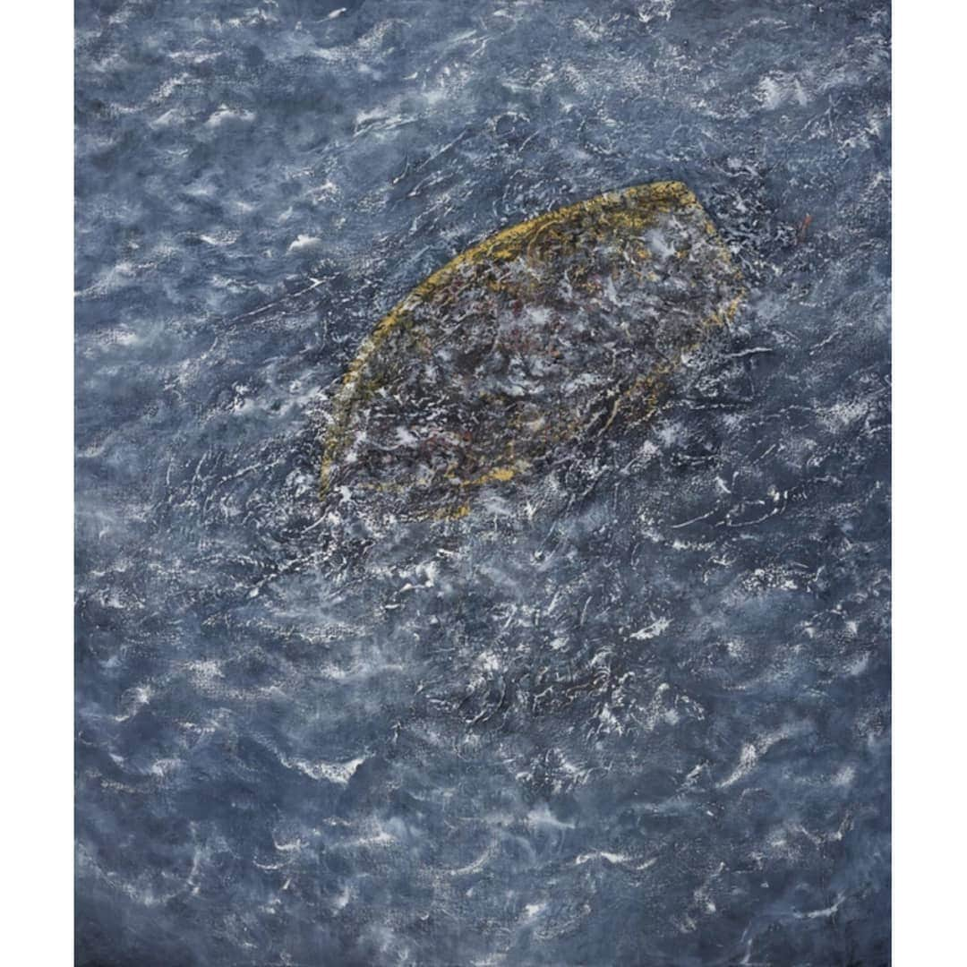 テート・ギャラリーさんのインスタグラム写真 - (テート・ギャラリーInstagram)「'2016' depicts a boat sinking below the surface of the ocean. The seascape viewed from above mimics a photograph captured from a hovering press helicopter. #MaggiHambling painted this work in response to media images of asylum seekers in the Mediterranean Sea. ‘Boats were being abandoned by the traffickers and left to drift and disappear,’ she recalled. Hambling made this work over the course of 2016.  See the work on free display in Tate Britain's Walk Through British Art: #60Years Gallery.」7月3日 1時38分 - tate