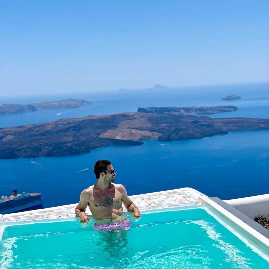 ブラント・ドーハティのインスタグラム：「So there’s a theory that Atlantis was actually located here in Santorini and a massive volcanic eruption destroyed the civilization and sunk the island into the ring of smaller islands you can see in the distance. The eruption was approximately 1600 BCE and could be heard across Europe, Africa and Asia. Rocks from this area have been found as far as Greenland.  I don’t have anything to add to that, I’m just a nerd and I think it’s really interesting. Anyway I’ve been thinking about it all day as I stare at this breathtaking view. And now you can say you learned something today. You’re welcome.  @visitsantorini  #infinitycollectionprivé」