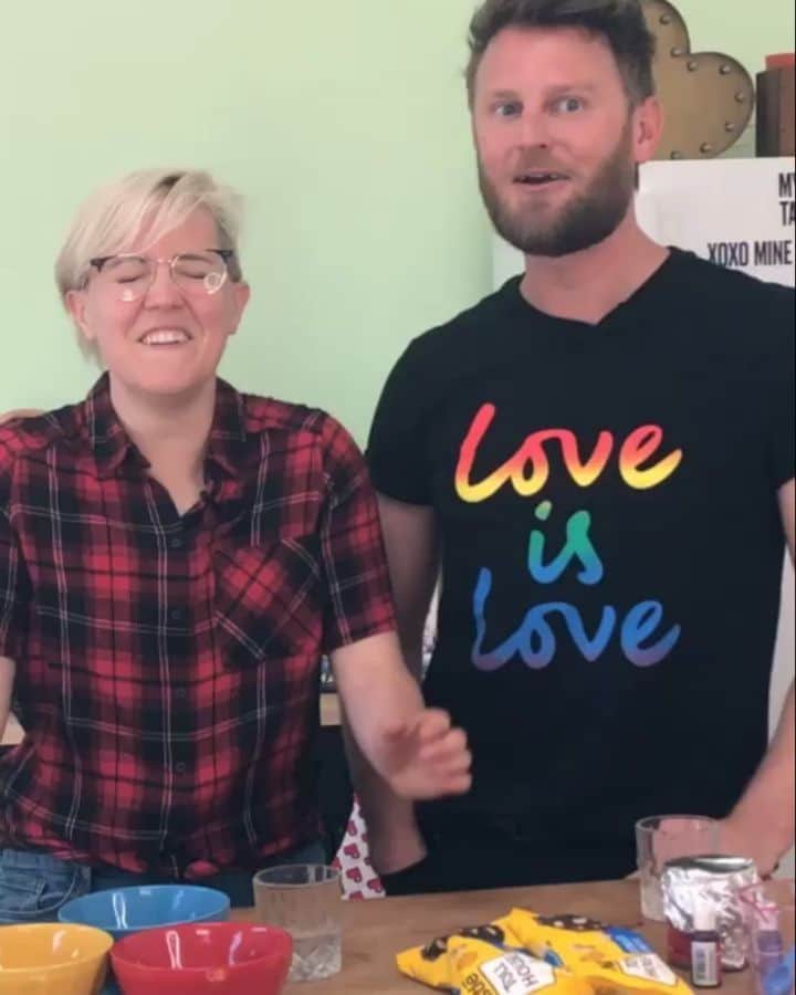 ハナー・ハートのインスタグラム：「This week on My Drunk Kitchen we make red, white, and blue fudge while getting EXTRA GIGGLY with the one and only @bobbyberk!  Watch Now 🙈 Link in Bio」