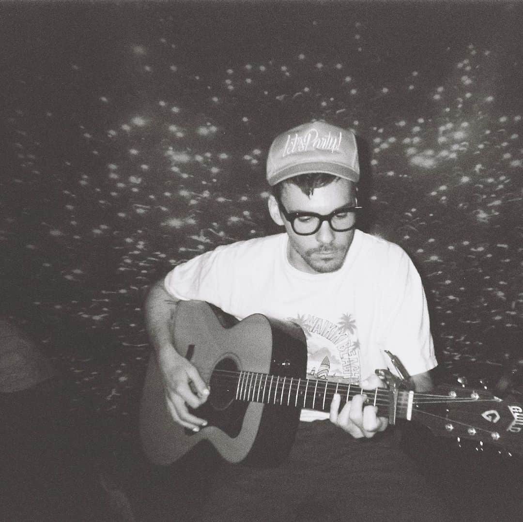 マシュー・カマのインスタグラム：「What music are you listening to? Writing a lot and hungry for new suggestions ❤️」