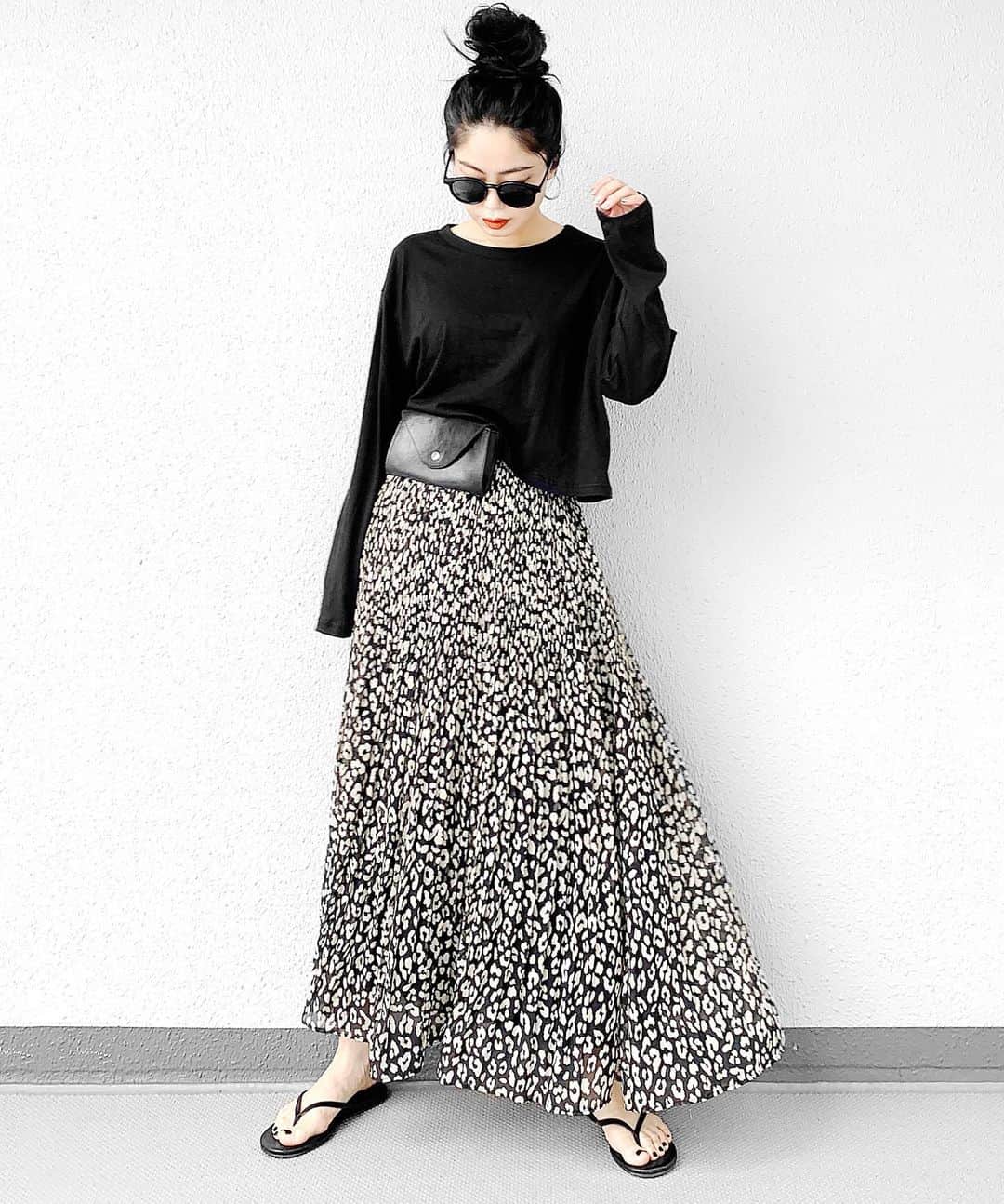 lve_xxxxのインスタグラム：「.﻿ .﻿ フリマアプリで この🐆スカート。﻿ ﻿@azulbymoussy_official  コーデ画像無断使用されてると﻿ ご報告📢⚠️めっちゃ頂き…﻿ ﻿ せめて、顔切ってくれ。﻿ いや、そーじゃなく﻿ 無断で画像使わんといて？😭﻿ ﻿ わたくしの出品では御座いませんので﻿ ご注意をば！🙇‍♀️﻿ ﻿ って、事で最近めっきし﻿ 履いてなかったたん思い出し﻿ 履いてみた😂﻿ ﻿ topsは @dholic_official ﻿ ☑︎ バックカットクロップドTシャツ﻿ t53610﻿ ﻿ 大好きなバックデザインの﻿ クセありTOPS﻿ ﻿ 長袖なんでどーやろ？🤔って﻿ 思ったけど薄手だし﻿ 室内や電車内何やかんや寒いから﻿ 何気に長袖も使える🙆‍♀️﻿ ﻿ DHOLICの商品探せない🔍って﻿ ご連絡頂くのですが﻿ WEARからリンクで飛べるので﻿ そちら、チェックしてみてください☺︎﻿ ﻿ －－－－－－－－－－－－－－－－－－﻿﻿﻿﻿﻿﻿﻿﻿﻿﻿﻿﻿﻿﻿﻿﻿﻿﻿﻿ ﻿﻿﻿﻿﻿﻿﻿﻿﻿﻿﻿﻿﻿﻿﻿﻿﻿﻿﻿ item詳細(ブランド・サイズ等)に﻿﻿﻿ 関しましては﻿﻿﻿﻿﻿﻿﻿﻿﻿﻿﻿【WEAR】を﻿﻿﻿ ご参照くださいませ🙇‍♀️♡﻿﻿﻿﻿﻿﻿﻿﻿﻿﻿﻿﻿﻿﻿ ﻿﻿﻿ WEAR ： lvexxxx ﻿ ﻿﻿﻿ －－－－－－－－－－－－－－－－－－﻿﻿﻿ ﻿﻿」