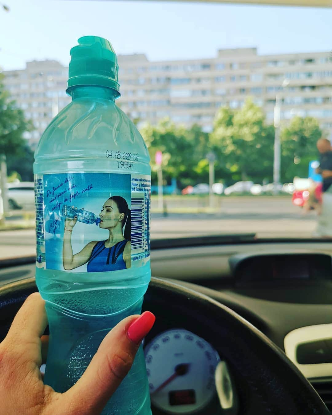 カタリナ・ポノルさんのインスタグラム写真 - (カタリナ・ポノルInstagram)「Oriunde ma duc @apabucovina e cu mine 😍❤#apabucovina #roadtrip #hydration」7月2日 16時37分 - catalina_ponor