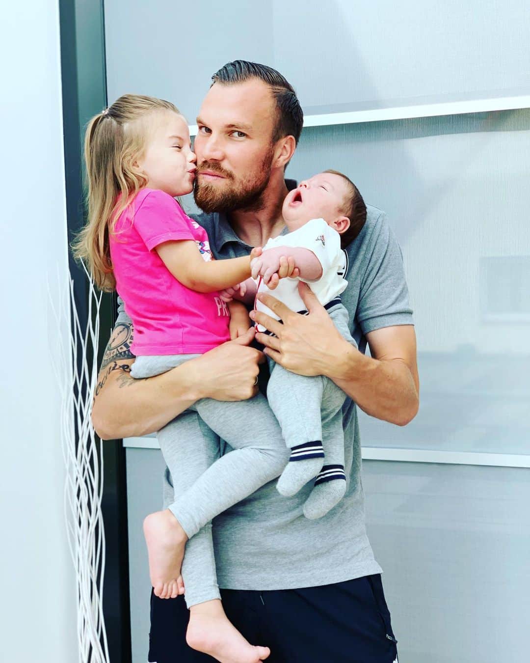 ケヴィン・グロスクロイツのインスタグラム：「Das ist mal eine Verabschiedung fürs Trainingslager ❤️ Ich hab euch lieb meine Schätze 😘 #diebesten #leonie #linus #fische #liebe #stolz #isso」