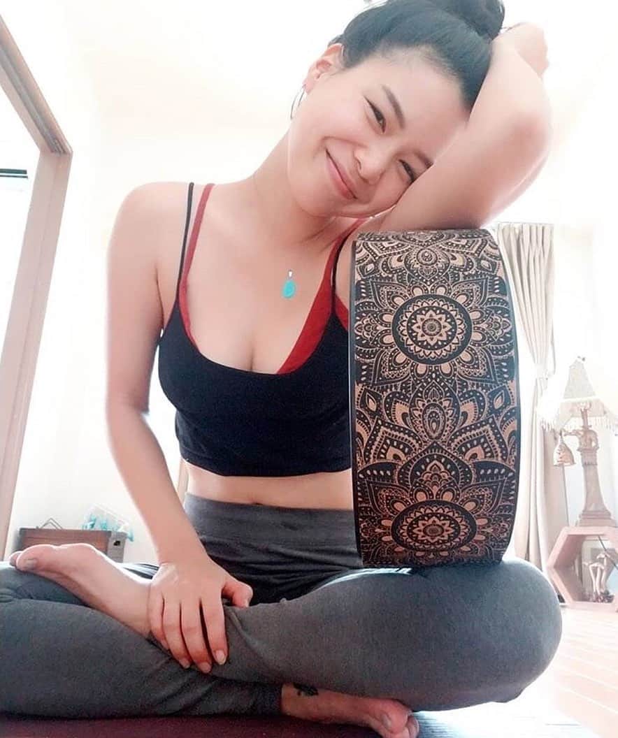 のインスタグラム：「天然コルクのヨガホイール「マンダラ」と、撮っていただきました❤️ . . 📷 @2sseira.2 . . . #yoga #yogadesignlabjapan #yogawheel #yogamat #yogaprops #ヨガ #ヨガデザインラボ #ヨガホイール #ヨガリング #ヨガプロップス #ヨガマット #ヨガインストラクター #ヨガスタジオ」