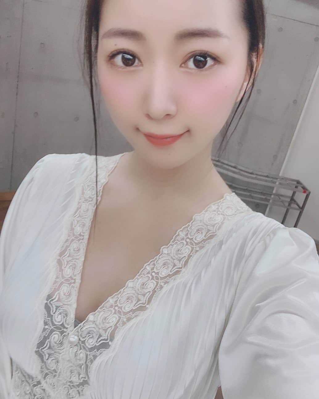 階戸瑠李さんのインスタグラム写真 - (階戸瑠李Instagram)「衣装…かわいい(*´ч`*)まっしろほわほわ。 #楽屋」7月2日 16時42分 - ruriponta