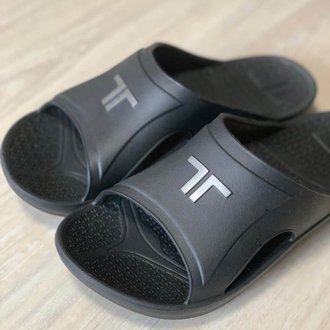 足立聖弥のインスタグラム：「TELICさんより新しいリカバリーサンダルをいただきました！ 足にフィットしてとても履き心地がいいです✨ ありがとうございます！愛用させていただきます😊」
