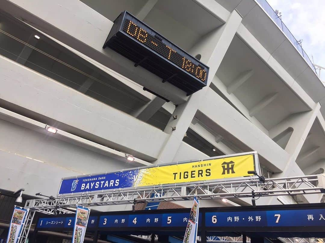 TBS「TBS野球班」さんのインスタグラム写真 - (TBS「TBS野球班」Instagram)「勝てば天国、負ければ地獄！ DeNAは今日から同率3位の阪神と直接対決！  勝てば単独3位✨ 4月19日以来の勝率5割復帰、およそ2ヶ月半ぶりに借金返済です^_^  前半戦を占う大一番！ DeNA先発を託されたのは、ルーキー上茶谷大河投手⚾︎ 6月は4試合に登板し防御率1.32とここまで堂々のピッチングを披露🤜  対する阪神の先発は 西勇輝投手⚾︎ 好調DeNA打線を抑え5月10日以来の勝利となるんでしょうか！？ 今日から7月！熱いゲームに期待です🤩  このあと午後6時から #BS-TBS  にて #DeNA  vs #阪神 戦を#槙原寛己さん の解説でお届けします。  #TBS #上茶谷大河 #西勇輝 #横浜DeNAベイスターズ #阪神タイガース #ハマスタ #横浜スタジアム #東京オリンピック #tokyo2020 #7月 #花火大会」7月2日 16時55分 - tbsbaseball