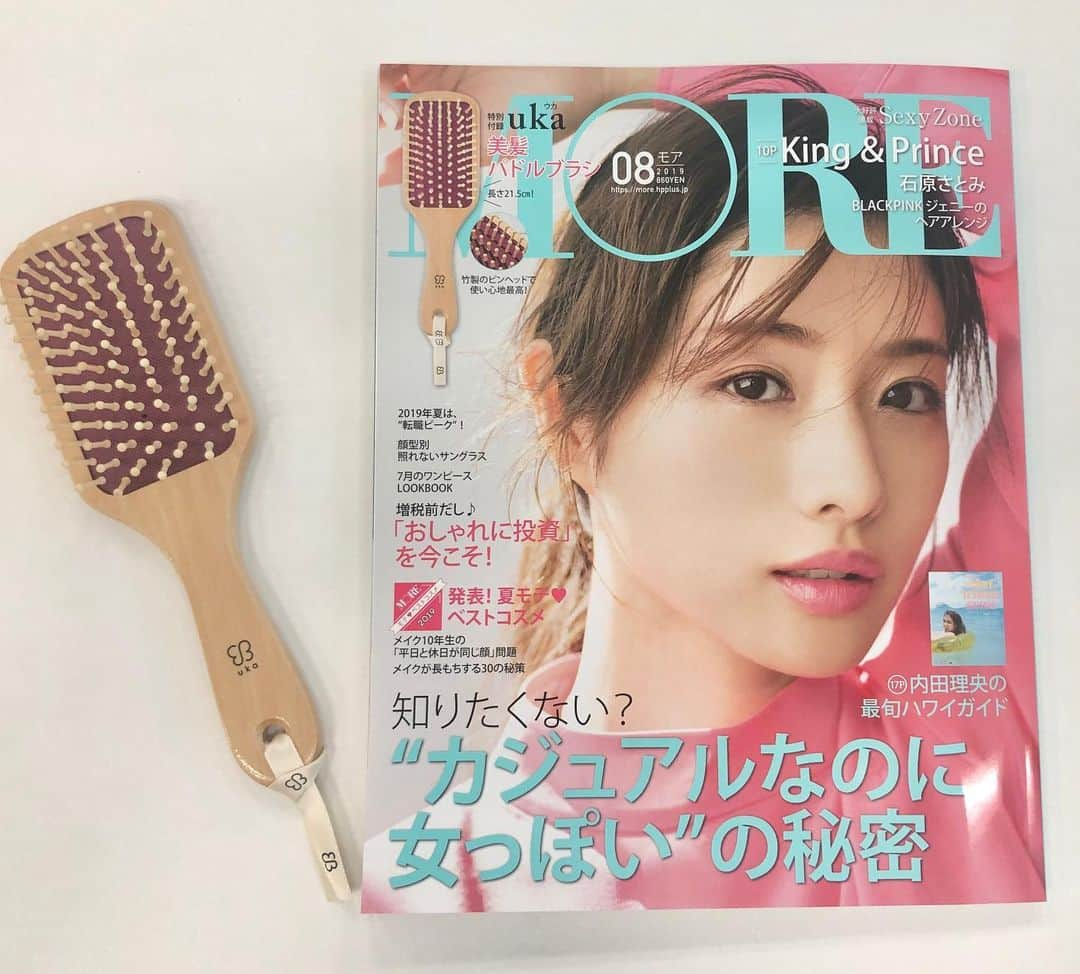 MOREさんのインスタグラム写真 - (MOREInstagram)「発売中のMORE8月号、もう手にとっていただけましたか？  付録の『uka』美髪パドルブラシが大好評✨ 「気持ちいい！」 「可愛いくて、ブラッシングが楽しい♪」 「頭皮に優しい竹ピンが◎」 など、たくさんの声をいただいてます‼️ まだ手にとってない方、お早めに。  付録がつかない増刊も発売中。 主要ネット書店では品切れです。 こちらもお近くの書店、コンビニで見かけた際はお早めに♪  #MORE#MORE8月号 #uka#ウカ#パドルブラシ #ヘアケア#ビューティー#beauty #付録#雑誌付録 #石原さとみ #MORE#moremagjp#デイリーモア#のぼり坂OL」7月2日 16時49分 - moremagjp