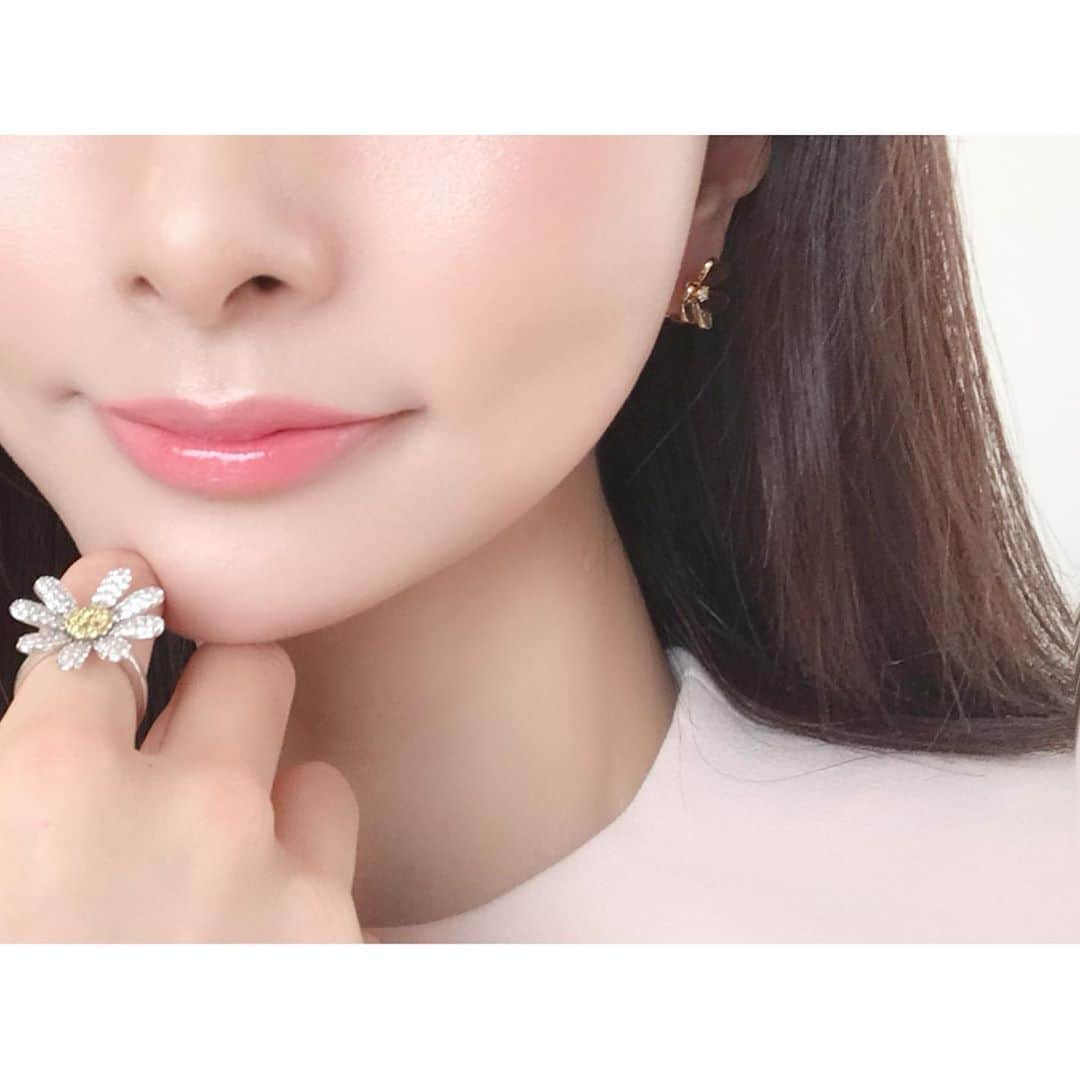 石井美保さんのインスタグラム写真 - (石井美保Instagram)「ルブタンのグロス、ピンクに転がる赤の透け感が可愛い。限定発売で6色展開です。 私がつけているのは005G ズレイカ。」7月2日 16時53分 - miho_ishii