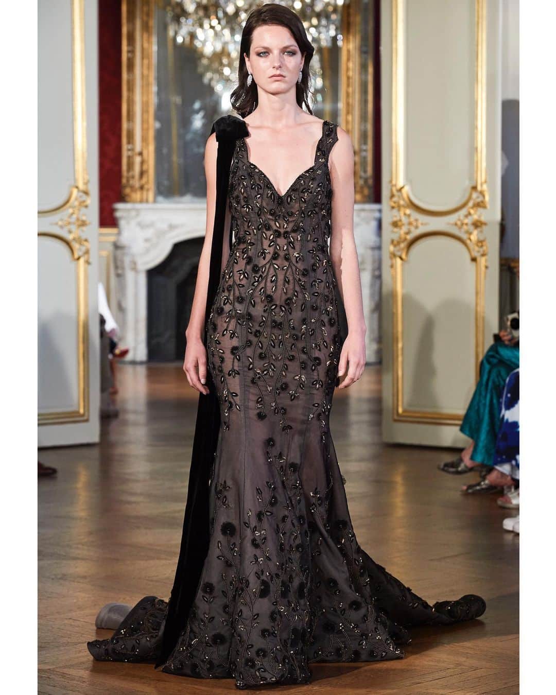 Steven Khalilさんのインスタグラム写真 - (Steven KhalilInstagram)「Introducing #DameEnFleurs, the new couture collection by #StevenKhalil. Presented overnight at #PFW, the collection is inspired by the fragility of flowers and the strength of their beauty.  Production: @mephistophelesproductions Makeup: @lizbombenmakeup」7月2日 17時02分 - steven_khalil