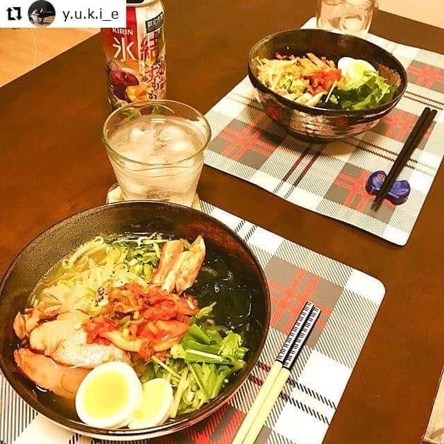 revibloさんのインスタグラム写真 - (revibloInstagram)「★本日のPick UP★﻿ 今回ご紹介するのはこちら♪﻿ ﻿ さっぱりしたものが食べたい季節ですね🍴﻿ 簡単調理！3分で出来上がり！﻿😳 今回はそんな美味しい冷麺を今回紹介します💓 ﻿ ━･･━･･━･･━･･━･･━･･━﻿ @y.u.k.i_e﻿ ﻿ Korean cold noodles for dinner☺️🍜‼️﻿ _______﻿ 辛ラーメンでおなじみの株式会社農心ジャパンさん（@nongshimjapan）の「ふるる冷麺」が今日のディナー☺️🍜‼️ これからの季節、サッパリした冷麺は必需品です！﻿ こちらの「ふるる冷麺」には2種類あります。﻿ 🍜「ふるる冷麺 【水冷麺】」（1人前 希望小売価格 210円）﻿ 熱風で乾燥したコシのあるノンフライ麺。﻿ 韓国特製トンチミスープ（大根の塩漬けからにじみ出たスープ）にリンゴ酢のほのかな酸味が溶け込んで甘みのあるサッパリした味が楽しめます。﻿ ﻿ このタイプの冷麺、食べるの初めてです！﻿ スープは透き通ってキレイです。﻿ 甘さと少し酸味があって、出汁が効いている感じの旨味がありました。﻿ ただの大根の塩漬けでこの味が出るのかな…！？﻿ 暑くて食欲のない時でもサッパリさらさらーっと食べられる冷麺です。﻿ 麺は茶色というかくすんだグレーというか…。独特な麺。﻿ 極細麺でつるつる食べられるのにコシがあってすごく食べ応えあります。そば粉も入っているようです。 🍜「ふるる冷麺 【ビビン冷麺】」（1人前 希望小売価格 210円）﻿ 熱風で乾燥したコシのあるノンフライ麺。﻿ コチュジャンの旨みと辛さ、果実の甘みを熟成させたビビンジャンに絡めて食べる汁なし麺です。﻿ ﻿ 辛い汁なし麺は大好物なのでこちらも美味しく頂きました！﻿ 麺に絡めるビビンジャンは結構辛めです。﻿ 極細麺だからしっかりまとわりついてどこを食べても辛くてうまし！﻿ 生野菜とかわかめ、もやしをトッピングしているから、そうは言ってもマイルドに楽しめました。﻿ ﻿ 水冷麺・ビビン冷麺ともに暑い夏に食べたい味。﻿ 乾麺だから買い置きしておけるのもいいと思います。﻿ どちらも麺の量が相当ボリューミーなので男性の方も満足できると思います！﻿ 私もサッパリしてるはずの冷麺で超満腹です☺️❤️﻿ ごちそうさまでした😍🌶﻿ ﻿ ━･･━･･━･･━･･━･･━･･━﻿ ﻿ #体験#モニター#特別#スキマ時間#プチ贅沢#主婦#学生#クチコミ#口コミ#レビューブログ#reviblo #会員募集中﻿ #冷麺 #辛いもの好き#韓国料理#韓国料理 #韓国料理大好き #ズボラ飯 #夏メニュー#水冷麺#ディナー﻿ #自炊 #自炊生活 #自炊女子 #自炊部 #夏ご飯 #さっぱりごはん #さっぱり美味しい #noodles#koreanfood」7月2日 16時57分 - trami_ig