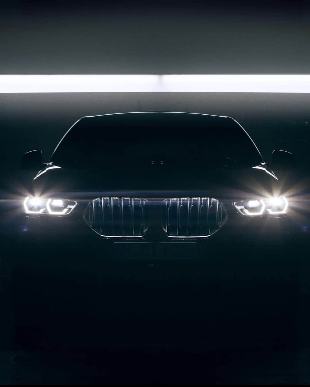 BMWのインスタグラム：「When you see it lighting up, your heart will skip a beat. Coming soon. The all-new BMW X6. #TheX6 #BMW #X6」