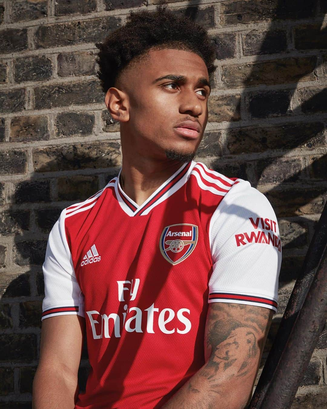 adidas Footballさんのインスタグラム写真 - (adidas FootballInstagram)「This is Home. The new 2019/20 @arsenal Home kit, tap to shop.👆 #DareToCreate . #Football #Soccer #adidasFootball」7月2日 17時00分 - adidasfootball