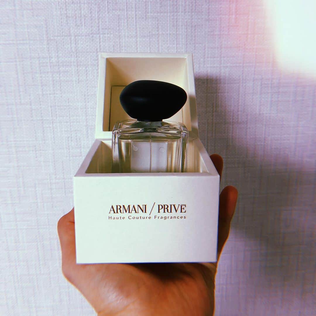 プニエル のインスタグラム：「Found a new cologne to make me smell smexy but... why you so expensive?! Lol vétiver d’hiver by Armani prive. Name is so confusing lol 새로운 향수를 찾았습니다! 근데... 왜 이렇게 비싸?! ㅋㅋㅋㅋ 베티버 디버? 디베? 이름 헷갈려 ㅋㅋㅋㅋ」