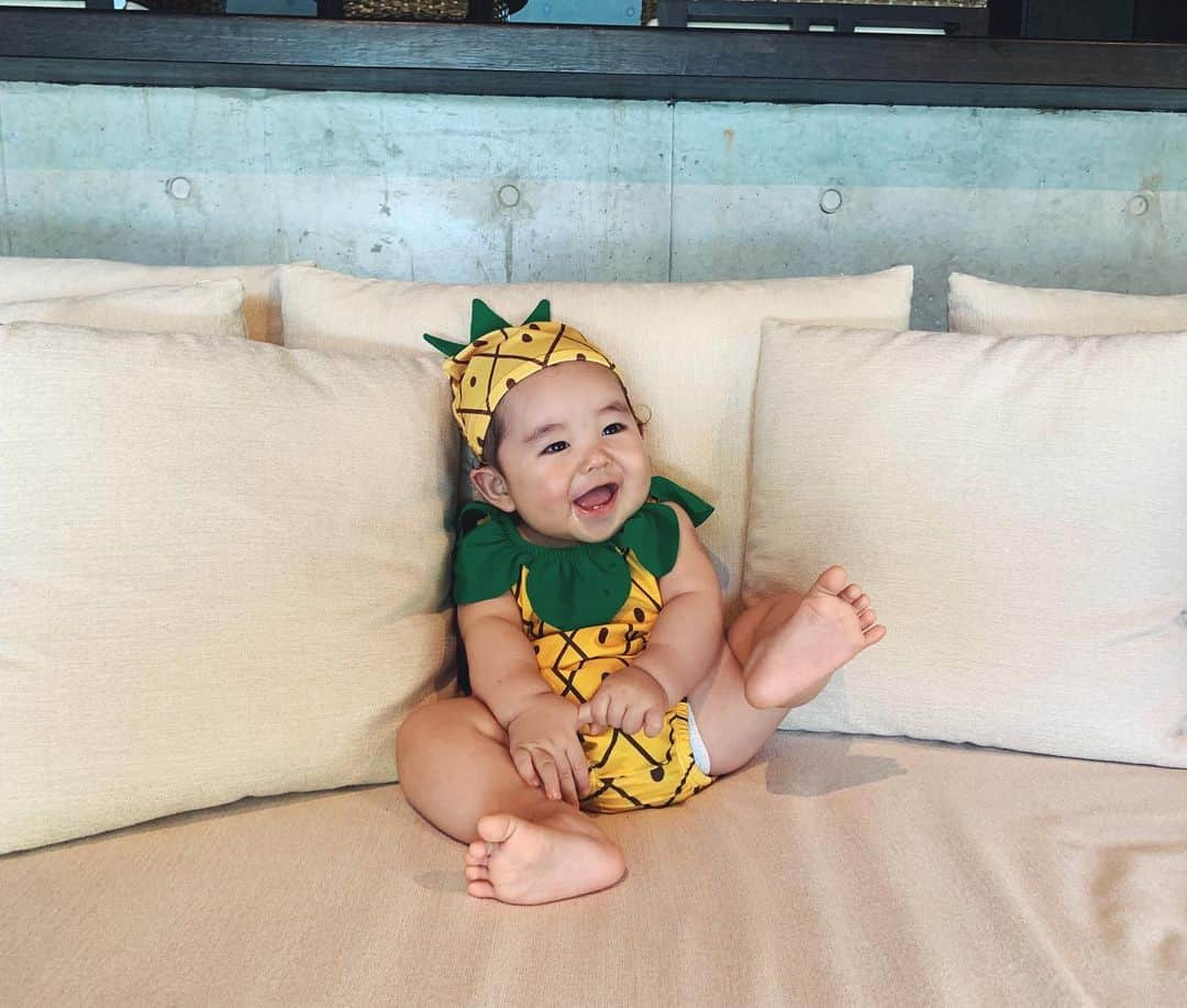 佐倉真衣さんのインスタグラム写真 - (佐倉真衣Instagram)「名護パイナップルパークのイメージキャラクターかよ🍍 . #baby #babyboy #pineapple #okinawa #swimwear #旅行 #家族旅行 #沖縄 #赤ちゃんのいる生活 #ナゴパイナップルパーク #なんで片足上げたの」7月2日 17時07分 - maitanaka20