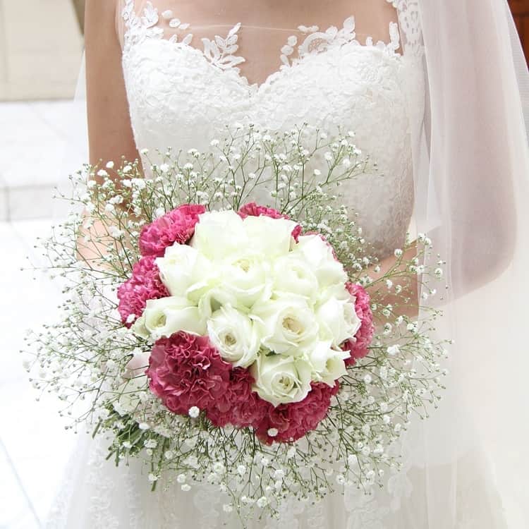 ホテルモントレウェディング【公式】 のインスタグラム：「♥ ￣￣￣￣￣￣￣￣￣￣ @montereyweddingをフォローして 『 #モントレ花嫁 』『 #ホテルモントレ』の タグをつけて投稿してくださいね＊*. . かすみ草で包み込むようなデザインの ウェディングブーケ..✧ チューリップなども相性が◎ . ◆ホテルモントレ公式HPはこちら* https://www.monterey-wedding.jp . #モントレ #モントレ花婿 #dressy花嫁 #プレ花嫁 #marry花嫁 #卒花 #marryxoxo #wedding #weddingceremony #weddingreception #かすみ草  #weddingdress #dress #flower #weddingbouquets #プラコレ #結婚式場 #ウエディングニュース  #日本中のプレ花嫁さんと繋がりたい #結婚式 #パーティー #披露宴 #ホテルウェディング #ウェディングブーケ #bouquets #flowers #flowerarrangement」
