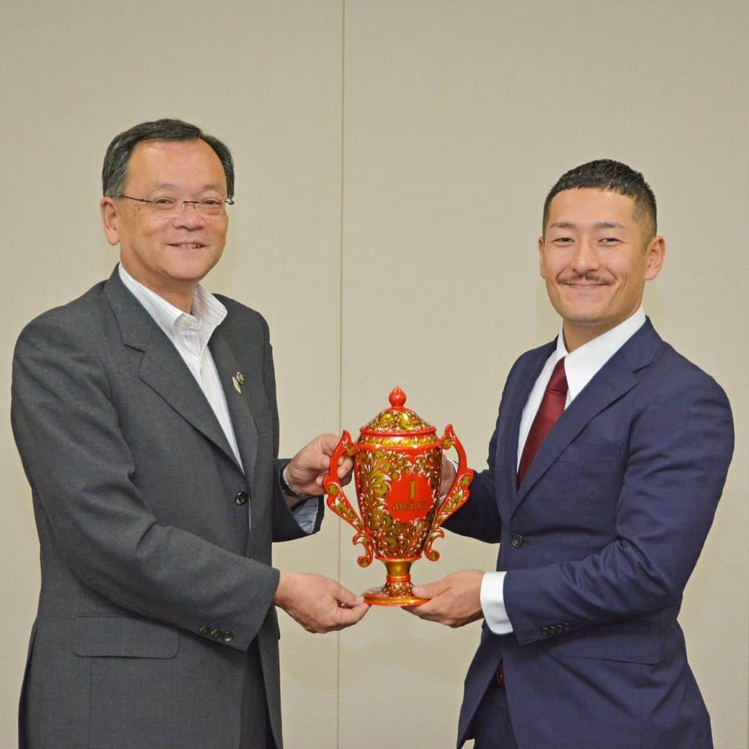 平塚市さんのインスタグラム写真 - (平塚市Instagram)「* 平塚がホームバンクの 松井宏佑選手(@matuitui)が 男子ケイリン・モスクワGP2019での 優勝報告に来庁されました。 世界で戦うトップ選手が 平塚で練習してると思うと なんだかワクワクしますね。 ***************** #手をつなぎたくなる街 #hiratsukagood #hiratsuka#平塚 #shonan#湘南 #kanagawaphotoclub #競輪#keirin #ケイリン #プロスポーツ #選手#競輪選手 #平塚市役所 #平塚競輪場 #松井宏佑 選手 #grandprixofmoscow #grandprixofmoscow2019 #国際大会#初優勝 #おめでとうございます #充実した休日 #週末の過ごし方 #日々#暮らし #instagramjapan#igersjp」7月2日 17時14分 - hiratsukagood