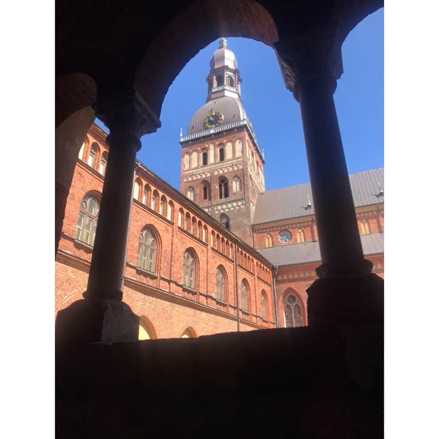 新井麻希さんのインスタグラム写真 - (新井麻希Instagram)「* Rigaの教会⛪️ シンプルで、とても落ち着く雰囲気でした。Rigaの教会の上には、必ずと言っていいほど鶏がいて、なんと教会の中にも！🐔🐓 * #balticstates  #latvia #riga」7月2日 17時14分 - makiarai58