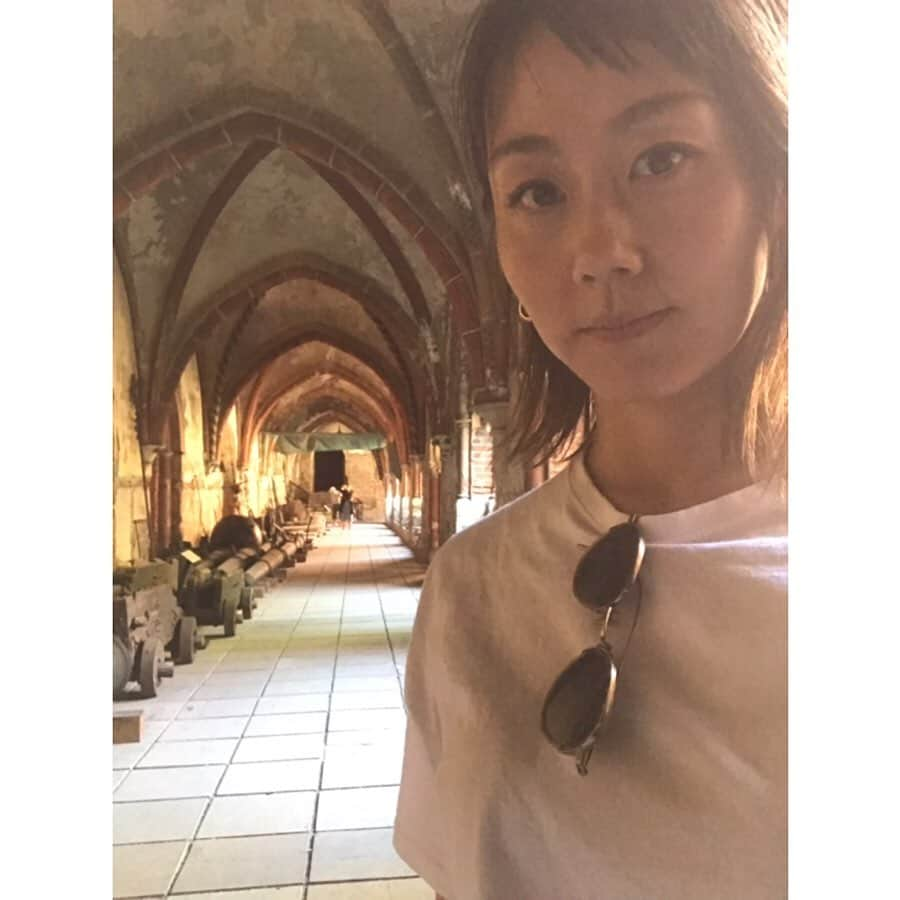 新井麻希さんのインスタグラム写真 - (新井麻希Instagram)「* Rigaの教会⛪️ シンプルで、とても落ち着く雰囲気でした。Rigaの教会の上には、必ずと言っていいほど鶏がいて、なんと教会の中にも！🐔🐓 * #balticstates  #latvia #riga」7月2日 17時14分 - makiarai58