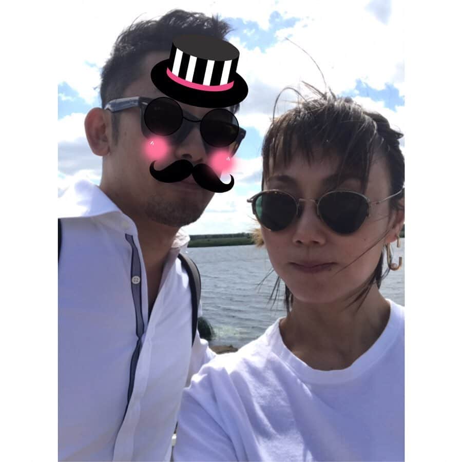 新井麻希さんのインスタグラム写真 - (新井麻希Instagram)「* 奇跡の一枚を夫に撮ってもらった電車で30分揺られて、ビーチまで行きました🏖 空が青く、砂はサラサラ！ちょっぴり寒いけどサイコー！ * て思ったけど、引くぐらい風が強かったので10分で撤退🤣🤣アイス食べて帰りました！ * ていうか、海が茶色い！！ * #balticstates  #latvia #riga」7月2日 17時14分 - makiarai58