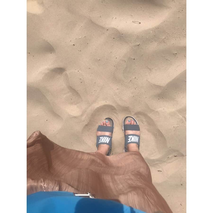新井麻希さんのインスタグラム写真 - (新井麻希Instagram)「* 奇跡の一枚を夫に撮ってもらった電車で30分揺られて、ビーチまで行きました🏖 空が青く、砂はサラサラ！ちょっぴり寒いけどサイコー！ * て思ったけど、引くぐらい風が強かったので10分で撤退🤣🤣アイス食べて帰りました！ * ていうか、海が茶色い！！ * #balticstates  #latvia #riga」7月2日 17時14分 - makiarai58