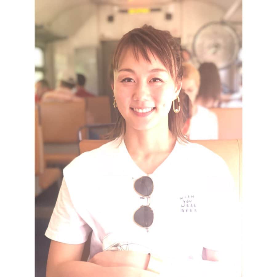 新井麻希さんのインスタグラム写真 - (新井麻希Instagram)「* 奇跡の一枚を夫に撮ってもらった電車で30分揺られて、ビーチまで行きました🏖 空が青く、砂はサラサラ！ちょっぴり寒いけどサイコー！ * て思ったけど、引くぐらい風が強かったので10分で撤退🤣🤣アイス食べて帰りました！ * ていうか、海が茶色い！！ * #balticstates  #latvia #riga」7月2日 17時14分 - makiarai58