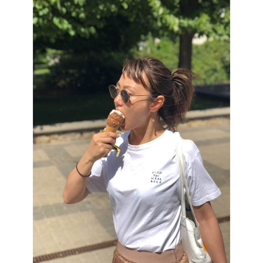 新井麻希さんのインスタグラム写真 - (新井麻希Instagram)「* 奇跡の一枚を夫に撮ってもらった電車で30分揺られて、ビーチまで行きました🏖 空が青く、砂はサラサラ！ちょっぴり寒いけどサイコー！ * て思ったけど、引くぐらい風が強かったので10分で撤退🤣🤣アイス食べて帰りました！ * ていうか、海が茶色い！！ * #balticstates  #latvia #riga」7月2日 17時14分 - makiarai58