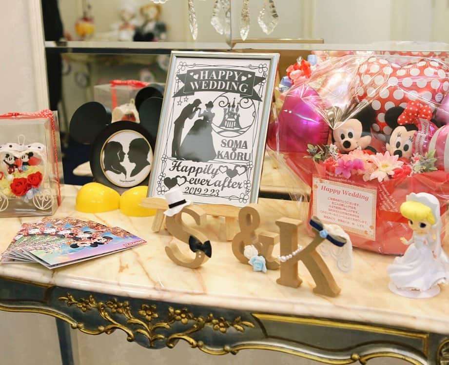 マリエカリヨン名古屋さんのインスタグラム写真 - (マリエカリヨン名古屋Instagram)「@marieecarillon . ディズニーをテーマに 装飾されたウエディング＊* おふたりのこだわりがたくさん詰まった 素敵なパーティーの始まりです♡ . ------------------ . ▼ブライダルフェアは インスタのTOPからご予約が出来ます⚐ ＞＞＞ @marieecarillon . @marieecarillonをフォローして #マリエカリヨン  #マリエカリヨン名古屋 のハッシュタグをつけて お写真を投稿してみてくださいね✳︎ . こちらの公式IG（@marieecarillon） で取り上げさせていただきます♡ . #マリエカリヨン #マリエカリヨン名古屋 #dress #nagoya #wedding #weddingdress #weddingparty #ウェディングドレス #カラードレス #ウェディングレポ #チャペル #プレ花嫁 #ブライダルフェア #卒花 #披露宴 #結婚式準備 #日本中のプレ花嫁さんと繋がりたい #nagoya #結婚式 #結婚式場 #東海花嫁 #名古屋花嫁 #2020春婚 #2019夏婚 #2019秋婚 #2019冬婚 #ディズニーケーキ #ディズニー  #ディズニーウエディング」7月2日 17時17分 - marieecarillon