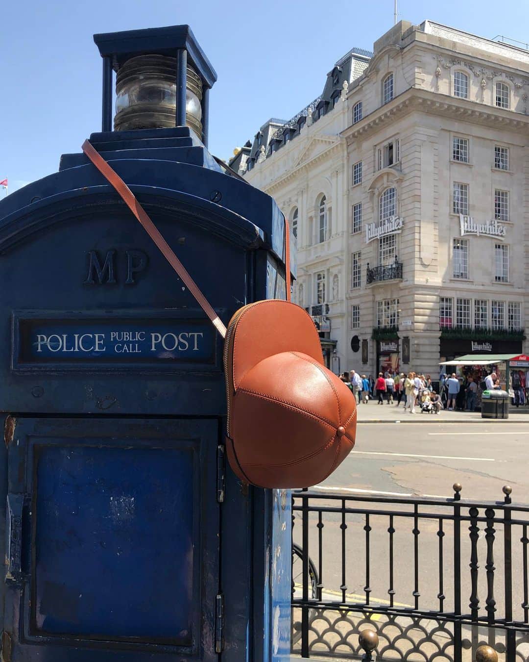 JWアンダーソンさんのインスタグラム写真 - (JWアンダーソンInstagram)「The Cap bag has arrived! Available now in London (pictured here) and all over the world via our website (link in bio). Can you name that London landmark? Where will you take your Cap bag?」7月2日 17時22分 - jw_anderson