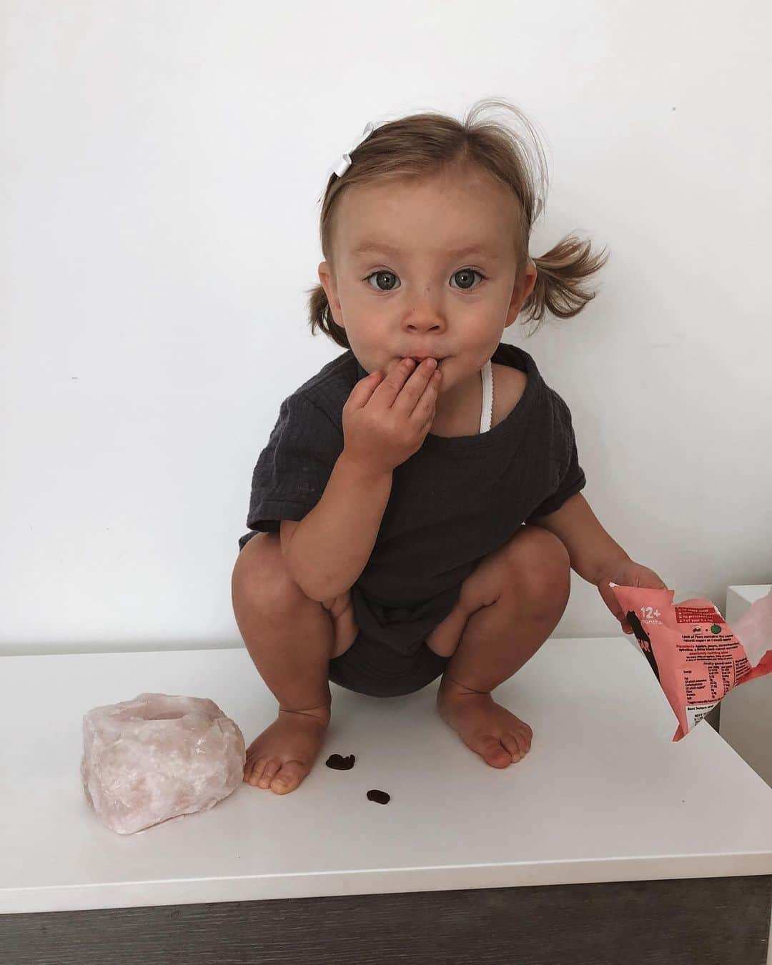 ファーン・マッキャンさんのインスタグラム写真 - (ファーン・マッキャンInstagram)「They’re raisins I promise 🙊. ____________________________________________ Where has my baby gone? Proper little girly now! She’s wearing the ‘Thea’ set from @bebebelair 🖤」7月2日 17時23分 - fernemccann