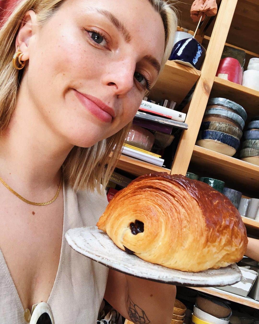 Estée Lalondeさんのインスタグラム写真 - (Estée LalondeInstagram)「Really not over these pastries 🤤🥐🍫 ——— jewellery (ad/brand collaboration) - @daisy_jewellery ~I’m wearing the long snake chain for those wondering! 🐍 Also those midi hoops are my life 😍」7月2日 17時25分 - esteelalonde