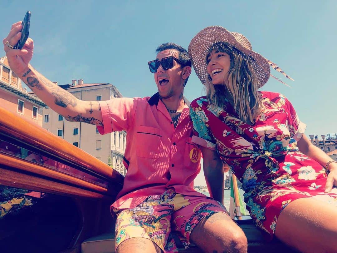 アシュリー・ハートさんのインスタグラム写真 - (アシュリー・ハートInstagram)「Hahaha love this pic 🌸🌼 @jameskirkham #tootifruity #selfie #venice #italy . 📷 @jesshart」7月2日 17時26分 - ashleyhart