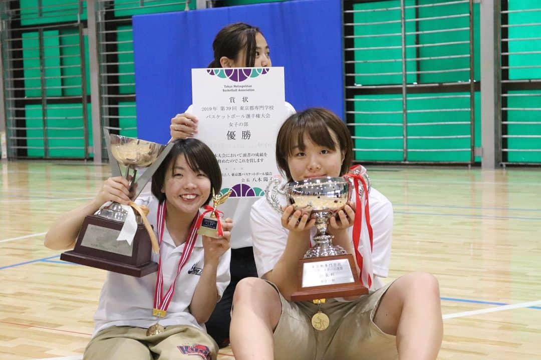 東京スポーツ・レクリエーション専門学校さんのインスタグラム写真 - (東京スポーツ・レクリエーション専門学校Instagram)「【女子バスケ部🏀】 東京大会を制し🏅‼️ 皆さん歓喜の笑顔😆😆 女子バスケットボール部の皆さん本当にお疲れ様でした😊✨ 全国大会での活躍にも大いに期待です✨  #tsr #tsrバスケ #バスケやるならtsr #seaflames」7月2日 17時31分 - jikeitsr