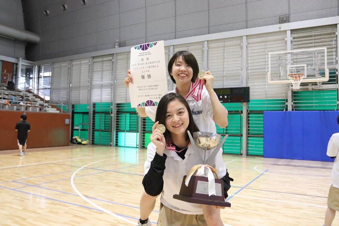 東京スポーツ・レクリエーション専門学校さんのインスタグラム写真 - (東京スポーツ・レクリエーション専門学校Instagram)「【女子バスケ部🏀】 東京大会を制し🏅‼️ 皆さん歓喜の笑顔😆😆 女子バスケットボール部の皆さん本当にお疲れ様でした😊✨ 全国大会での活躍にも大いに期待です✨  #tsr #tsrバスケ #バスケやるならtsr #seaflames」7月2日 17時31分 - jikeitsr