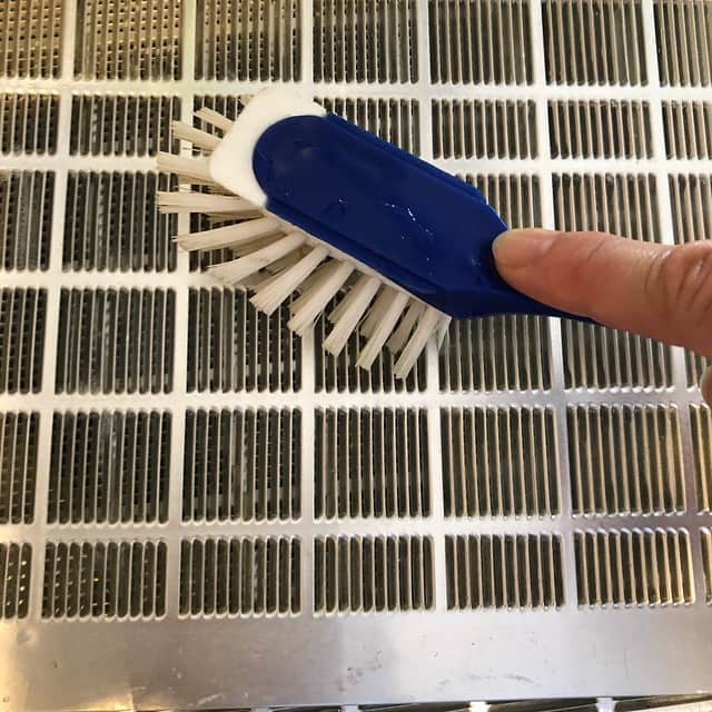 ecomfort（エコンフォート）さんのインスタグラム写真 - (ecomfort（エコンフォート）Instagram)「レンジフードの油ベタベタが、酵素洗剤の力でスルッととれた♫  レンジフードの油汚れ、料理のたびに気になるんですが、毎日のお手入れが面倒➕時間かかることばかりが想像されて、いつもあとまわし、、、。 そんな時のお助けアイテムがイージムのマルチサーフェスクリーナー。 クリーナーを汚れにスプレーして、10分ほど放置。そのあとに、ブラシでこすったら、スッキリ簡単にきれいになりました。  人間の体にもある酵素。やっぱり、天然由来の力はスゴイ‼️ これからはもっと楽にナチュラルに、レンジフードのお手入れができます。よかった、、、(*´∀｀*) 関純子  #ecomfort #エコンフオート #eezym #自然の力できれいにするお掃除 #高速酵素分解 #ホームデトックス #酵素洗剤 #レンジフード掃除 #レンジフード#関純子」7月2日 17時43分 - ecomfort_eoct