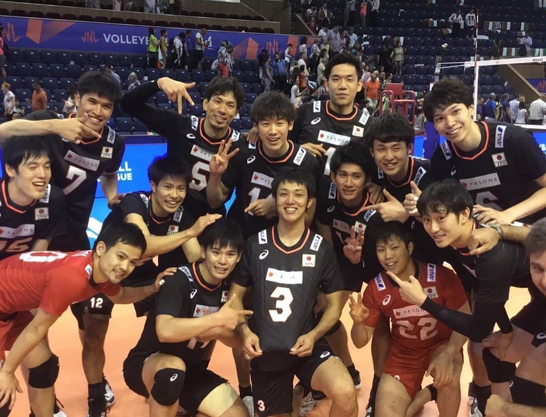 柳田将洋さんのインスタグラム写真 - (柳田将洋Instagram)「We came back to Japan. VNL competition overall results,7 wins 8 losses.  If I wanna fight in the court ,I have to grow more more more,I felt.But also it’s sure that my condition is coming back like before I had injury. We’re gonna take some rest day. And then restart for next point. Thank you for a lot of support all of you guys. Just one thing...I really wanna eat 🍣‼︎ 5週に渡るネーションズリーグが終わり、ホームに戻ってきました。世界で戦うという事を改めて肌で感じた15試合。チームに何度も救ってもらいながら、コートに立てたこの期間を近い将来チームを救う自分への糧にしていきます。応援ありがとうございました。  #stepbystep」7月2日 17時35分 - masahiro.8.0706