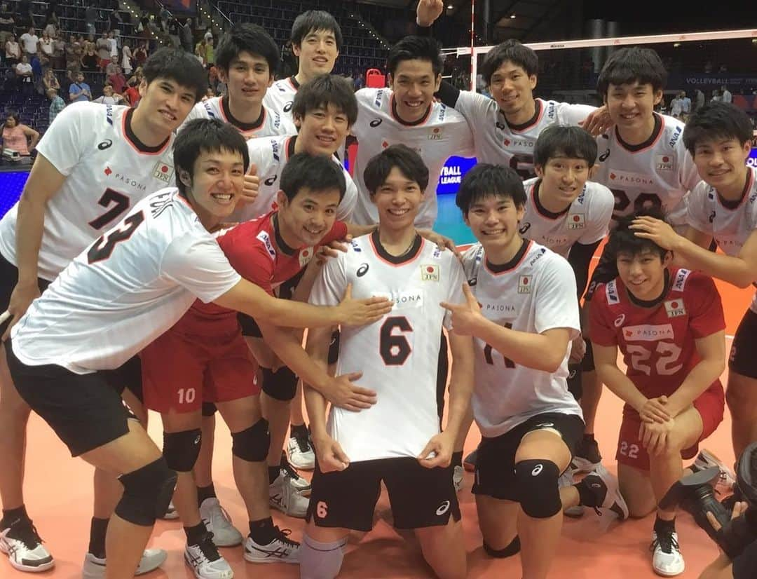 柳田将洋さんのインスタグラム写真 - (柳田将洋Instagram)「We came back to Japan. VNL competition overall results,7 wins 8 losses.  If I wanna fight in the court ,I have to grow more more more,I felt.But also it’s sure that my condition is coming back like before I had injury. We’re gonna take some rest day. And then restart for next point. Thank you for a lot of support all of you guys. Just one thing...I really wanna eat 🍣‼︎ 5週に渡るネーションズリーグが終わり、ホームに戻ってきました。世界で戦うという事を改めて肌で感じた15試合。チームに何度も救ってもらいながら、コートに立てたこの期間を近い将来チームを救う自分への糧にしていきます。応援ありがとうございました。  #stepbystep」7月2日 17時35分 - masahiro.8.0706