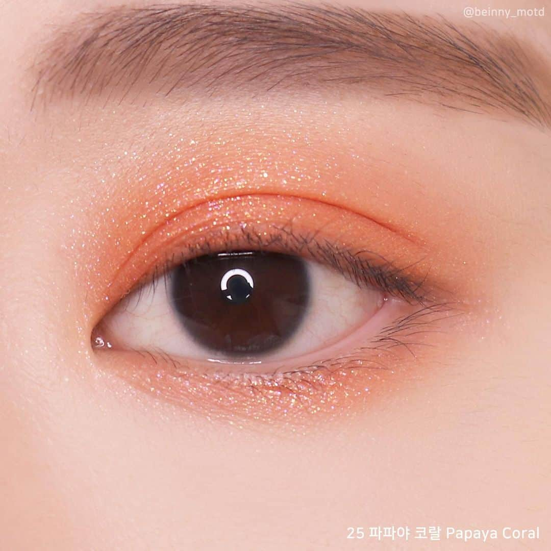 클리오 CLIO officialさんのインスタグラム写真 - (클리오 CLIO officialInstagram)「🍑✨ #코랄 #펄섀도우 #글리터 덕후라면  반하지 않을 수 없는 🧡 #클리오 #프리즘에어섀도우스파클링 NEW 컬러 5가지 #리얼발색 ⠀ ✔️ If you love Coral Color or Pearl Eye Shadow, you'll have no choice but to fall in love with it. Watch the five new colors of #Clio #prismairshadowsparkling ⠀ Repost @beinny_motd  옆으로 넘겨보세요🌟 #클리오 #프리즘에어섀도우스파클링 NEW컬러 발색해봤어요 :) . 이번 신상은 코랄무드가 가득하더라구요🤭 저포함 많은분들의 취향을 저격했을거라구 생각합니다..🧡 . 23~25호은 영롱한 코랄컬러의 #코랄집 !! 26,27호는 화이트 계열 베이스 컬러에 new 쥬얼 홀로그램 펄을 담아냈다구해요✨ . 26호 #버블크리스탈 과 27호 #오션크리스탈 차이는 실물로 봐야 더 잘 느껴지는데요! 버블크리스탈은 비교적 #블루펄 위주! 오션크리스탈은 비교적 #에메랄드빛 이랍니다 :)! 마지막장 발색영상으로 확인해주세요🙆🏻♀️!! . 개인적인 생각이지만 뉴컬러가 나올때마다 밀착력도 질도 더 좋아지는거 같아요.. 이런 글리터류 특유의 빛이 안받는 곳은 살짝 희게 보이는 현상이 거의(코랄라인은 아예) 없더라구요!👍🏻👍🏻 . 아 근데 진심 하나하나 바르면서 육성으로 감탄 터져서 언넝 편집해온거에요.. 꼭 발라봐주세요..8ㅂ8💓💓💓 . . #클리오 #클리오크루 #인간코랄 #클리오코랄집 #Clio」7月2日 17時46分 - clio_official