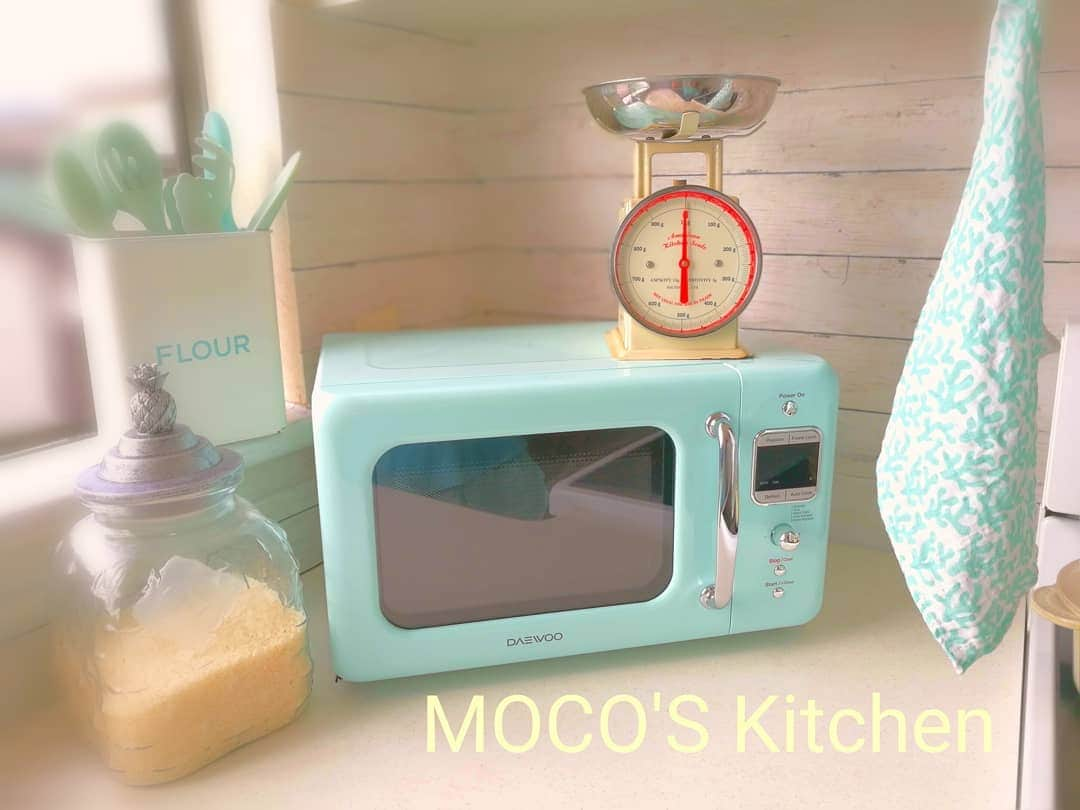 Moco Lima Hawaiiさんのインスタグラム写真 - (Moco Lima HawaiiInstagram)「これが本当のMOCO'S Kitchen 🤣  New* Dishcloths, made by Moco  ハワイに居ても家では和食ばかり。18年前に買った ル・クルーゼ の鍋たちは海を渡り今でも大活躍。ほぼ毎日使っています。何度引越しを繰り返しても手放せない私の大事な愛用品です。  布巾も毎日使うので、だからこそ好きなものを選びたい、という想いからモコリマオリジナルの布巾を作ってみました♡ 素材はダブルガーゼで直ぐに乾きます。ハワイなキッチンを演出してみませんか？  I always cook Japanese food at home. I still use Le Creuset pots everyday, even though I bought it 18 years ago. It's valuable to me! Since I use dishcloths everyday, I wanted to make what I like so I made these dishcloths♡  #mocoskitchen#lol#copycat#mykitchen#lecreuset#everydauuse#pot#cook#japanesefood#mint#kitchen#mocolima#Hawaii#dish#cloth#モコズキッチン#ル・クルーゼ#キッチン#お手入れ#18年#毎日#愛用品#モコリマハワイ#布巾」7月2日 17時46分 - mocolimahawaii