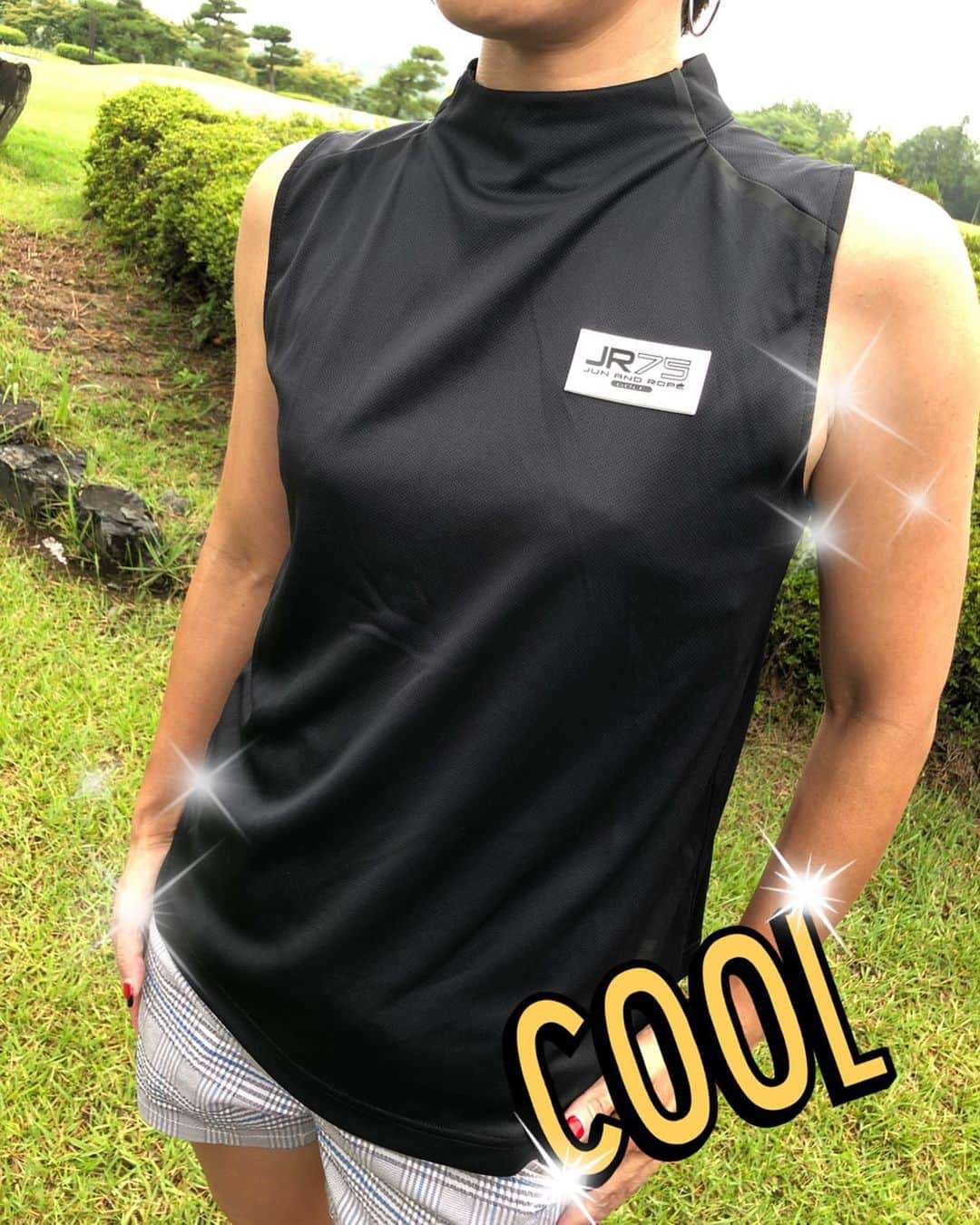 のインスタグラム：「こんにちは😃 CURUCURU キュルキュルstaffです！ . . @junandrope のスタンドカラーのノースリーブシャツ🌟 前からはスッキリとクールな印象ですが、実は後ろはフレアでヒラリとして可愛いんです😍 . . ただ今セール中❗️とーってもお買い得ですよ(^^) .  _____________________________  #curucuru #キュルキュル #キュルキュルセレクト #golf #golfstagram  #instagolf #ゴルフ #ゴルフ女子  #ゴルフコーデ #ゴルフウェア #ゴルフファッション #golfwear #キュルパト #ゴルフ好きな人と繋がりたい #お洒落さんと繋がりたい #골프 #junandrope  #ジュンアンドロペ」