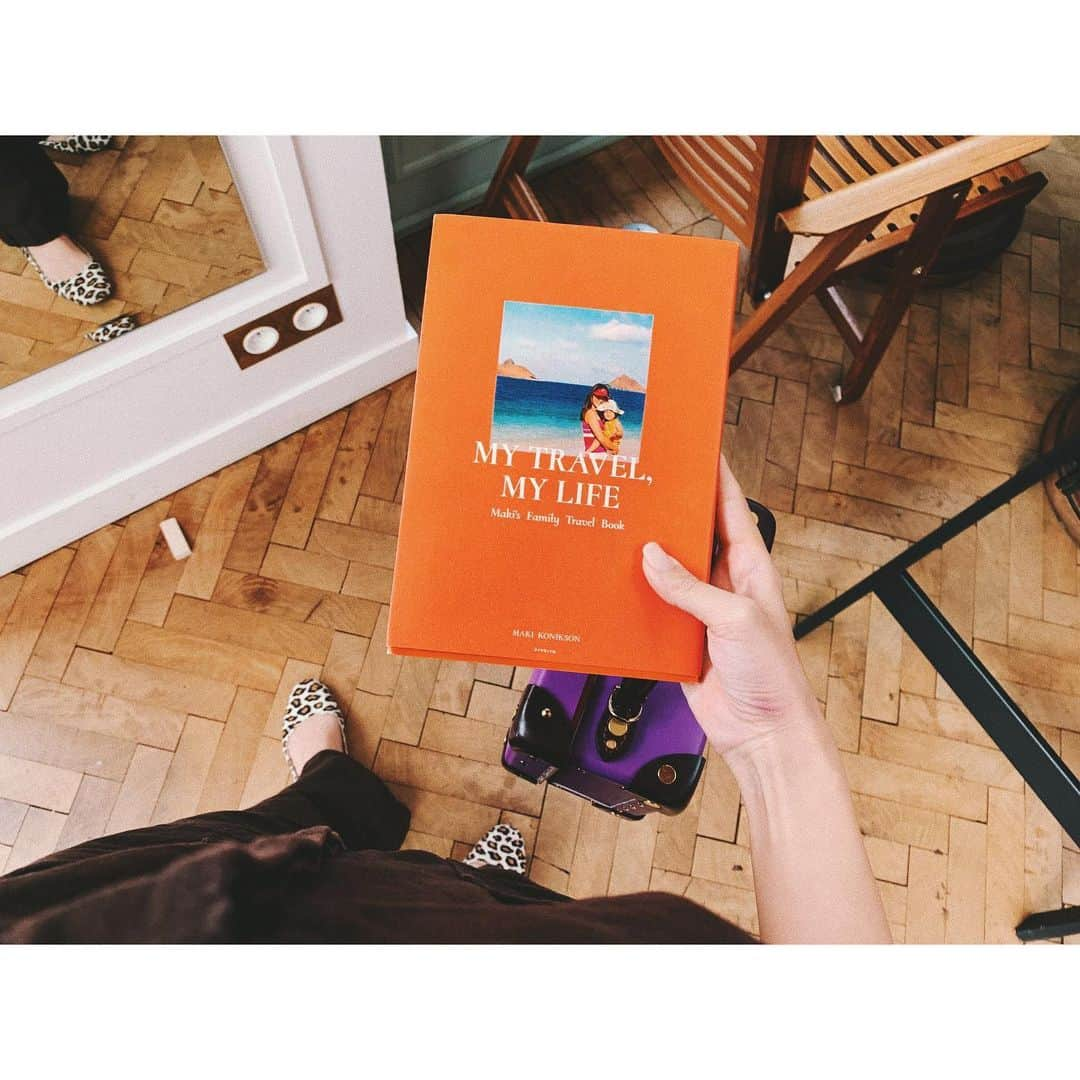 紗栄子さんのインスタグラム写真 - (紗栄子Instagram)「今回の旅のお供🌹 ハワイのマキさんの旅と家族にまつわる本🌈✨ あまりに忙しく、感性が鈍り、自分が置かれている状況に疑問すら抱かずに日常に流されてしまっていた頃の私に「Move on‼︎」という言葉とともに、たとえ短い時間でも環境を変えて新しい空気を取り入れることを、そのことで沢山のポジティブなエネルギーを得られることを教えてくれたマキさん。 「ポジティブ変換」という簡単そうでとても難しいことを難なくこなすマキさんの強さとパワーの根源は家族。💖 そんなマキさんのマインドセットのヒントが散りばめられた本なんだろうなぁと、これからめくるページがとても楽しみ🌹✨🇫🇷 #旅のお供#mytravelmylife #ハワイのマキさん#パワースポット」7月2日 17時50分 - saekoofficial