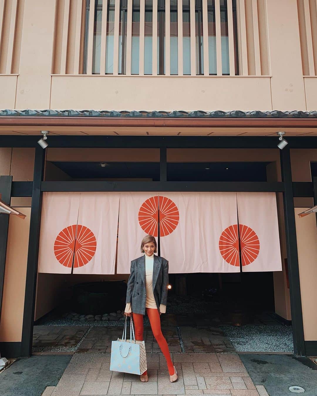 ローラさんのインスタグラム写真 - (ローラInstagram)「I visited my favorite city, Kanazawa today♥️ My good friend took me to one of the best Sushi restaurants owned by a legendary Sushi Chef. I was impressed by their Omotenashi service.  I really like to learn about and experience the city and it's culture🍵⛩🇯🇵 #neverstoplearning  今日は1日をつかって大好きな金沢に訪れたんだ。 わたしのお友達が住んでいて素敵なお寿司屋さんに連れて行ってくれたの。そのあとは蒔絵体験や何点かの九谷焼を手に入れたんだ。人生はずっとずっと勉強だね☺️ 毎回勉強したり体験するほど感動する。」7月2日 17時50分 - rolaofficial