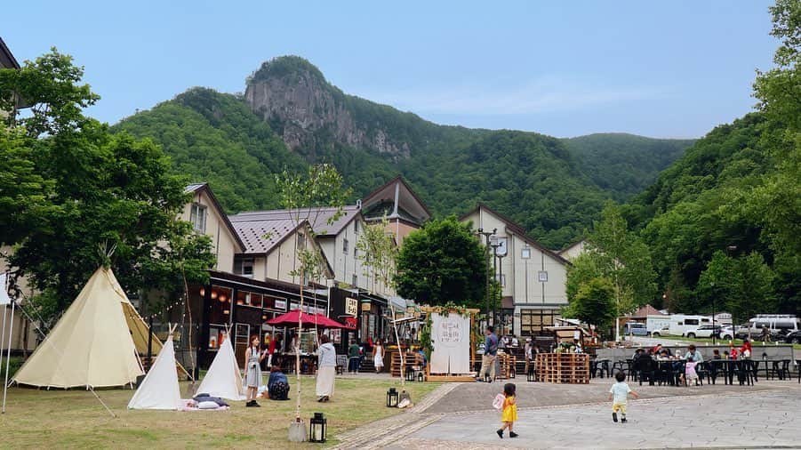 のインスタグラム：「北海道上川にある層雲峡温泉で過ごした3日間。﻿﻿﻿ ﻿﻿﻿ いつ来てもほとんどの店が閉まっていて、人より鹿を見かけることの方が多いような商店街でのイベントプロデュースは、正直なところ緊張と不安でいっぱいだったけど…🦌﻿﻿﻿ ﻿﻿﻿ こんな風に人が休んでくれたらいいな、と思って置いたベンチに親子が腰掛けてくれて、﻿﻿﻿ 誰かが寝転んでくれたらいいな、と思って置いたティピの中でカップルがお昼寝してくれてて、﻿﻿﻿ 誰かが遊んでくれたらいいなと思った卓球台では、浴衣のおじさんがはしゃいでくれてた。﻿﻿﻿ ﻿﻿﻿ 未知でしかない第1回目のイベントに出店してくれた方々、わざわざこのために旅行しに来てくれた方々、ふらりと寄ってくれた方、一緒にイベントを作ってくれた上川町の皆さん、ありがとうございました。﻿﻿﻿ ﻿﻿﻿ まだまだ課題は山積みだけど、昔は賑やかだったというこの商店街に、少しでも希望の光が見えて嬉しかった。﻿﻿﻿ ﻿﻿﻿ 自分自身、北海道に住んでいた5年間で「浴衣で練り歩ける温泉街があればいいのに」と感じていた思いを、叶えてくれる場所になれる気がしました。﻿﻿﻿ ﻿﻿﻿ 私はここに住んでいるわけでも、出身でもないけど、関わったからには、これからも何か役に立てたらいいなと思ってます。﻿﻿﻿ ﻿﻿﻿ 少しずつ生まれ変わる予定の、上川町。﻿﻿﻿ どこの空港からも微妙に離れていて、名産や観光地もそうないけど、ここに住む人たちが好きです。﻿﻿﻿ ﻿﻿ (ちなみに今月、廃校になった小学校をリノベーションして、チームラボの「あそぶ！天才プログラミング」が導入された施設「大雪かみかわ ヌクモ」が誕生します…！北海道では初のチームラボ常設展示が上川という🥺👏🏻)﻿﻿ ﻿﻿ 層雲峡もイベントで終わらせず、少しずつ日常の中に落とし込めることが作れたらいいなぁ。﻿﻿﻿ ﻿﻿﻿ 貴重な機会をありがとうございました。﻿ ﻿ ﻿﻿ #層雲峡の温泉街ピクニック #層雲峡 #層雲峡温泉 #sounkyo #Discoverkamikawacho﻿ ﻿﻿﻿ Special Thanks🦌﻿﻿﻿ ﻿﻿﻿ ▪︎Logo&Illustration ﻿ @chiharumako ﻿﻿ ▪︎ Official Photographer﻿(この写真ではない) @bluecolor0411 ﻿﻿ ▪︎ Model﻿ @sayoko_betsey ﻿﻿ ▪︎ Director﻿ @sera_sunagawa ﻿」