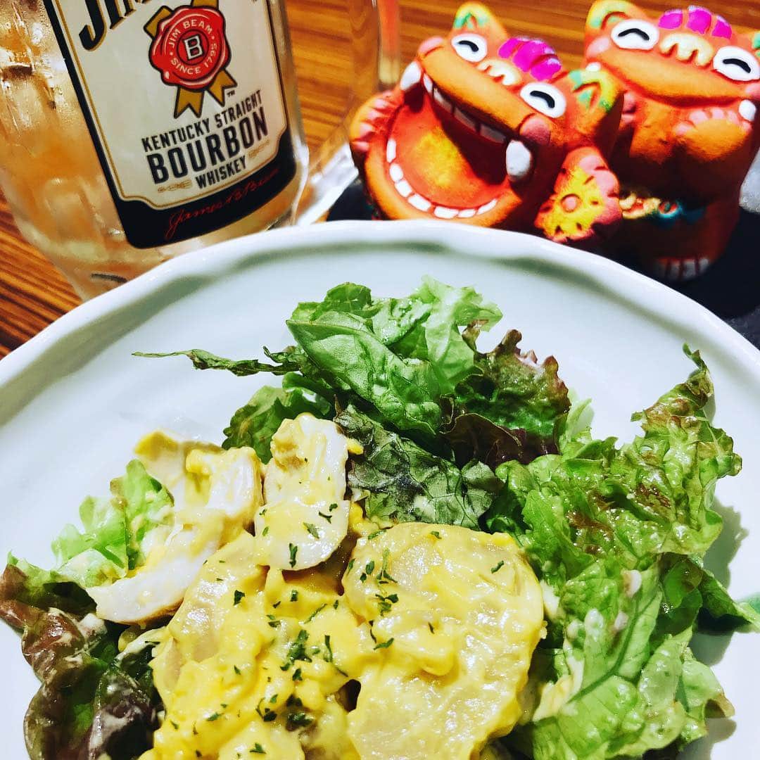 のインスタグラム：「🌺ハイサーイ🌺 ・ 本日も焼くん場‼︎元気に営業してまーす🤗❤️ ・ 焼くん場人気No1❣️ おでんポテサラ🥗 一回食べたらハマるやつ👍 ・ ハイボールとの相性が❤️ めちゃくちゃいいんだって🤗 食べるしか~♪♪ ・ 待ってまーす🍺💕 #焼くん場 #天王寺居酒屋#おでん#沖縄料理#シーサー #ハイボール#単品飲み放題 #特製ポテサラ #裏阿倍野#女子会#テビチ #鉄板焼き#日本酒#落ち着く居酒屋」