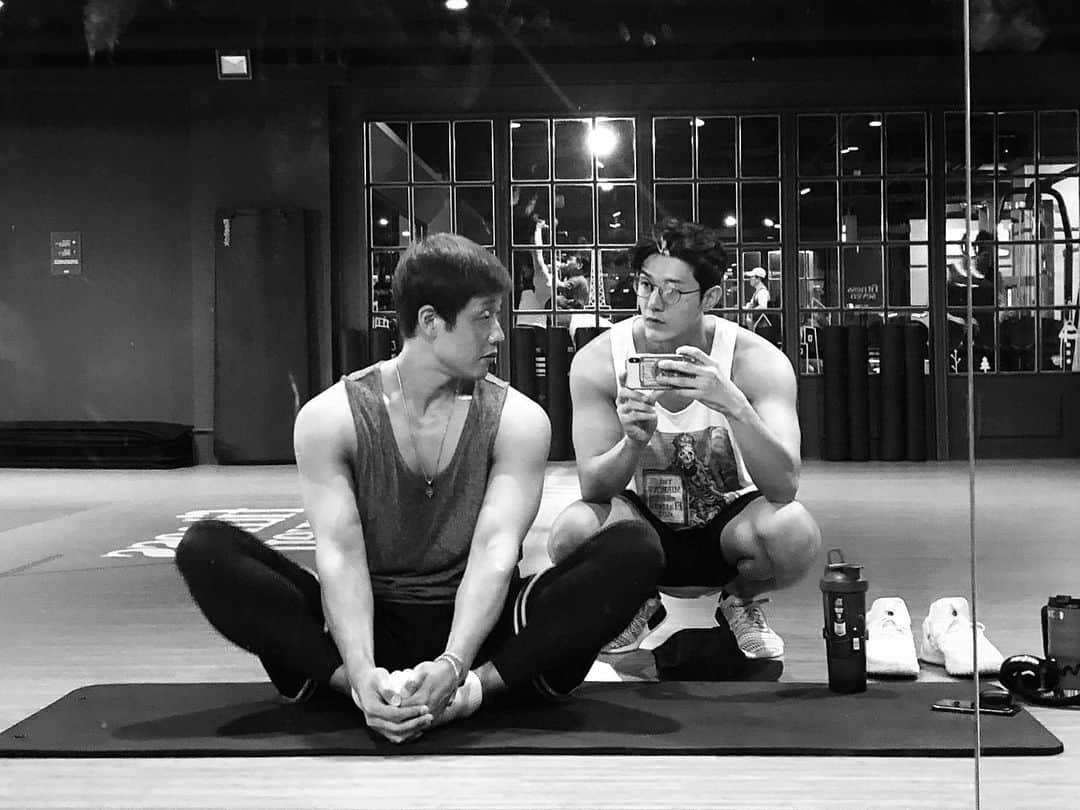イ・ギウさんのインスタグラム写真 - (イ・ギウInstagram)「덤벨 한장도 맞들면 낫다💦 .. Ps. 혼자는 몬해먹겠다💥 #허리재활 #힘듬 #기지개도무섭다 #거울도않도와주네」7月2日 17時53分 - lee_kiwoo